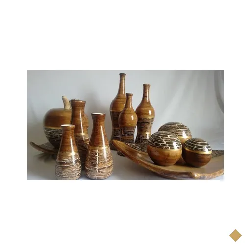 Cesta decorativa com trio bolas e vasos decoração e arranjo