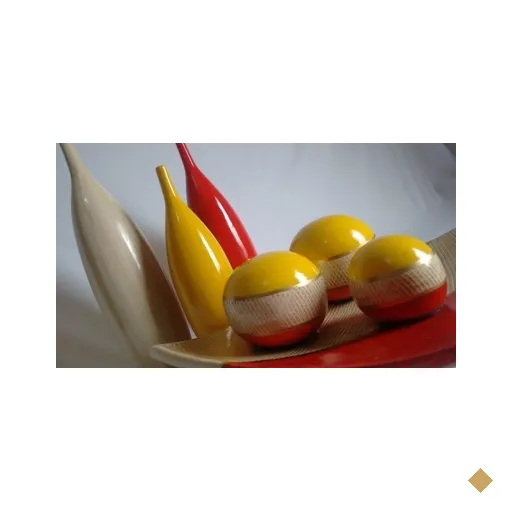 Cesta decorativa com trio bolas e vasos decoração e arranjo