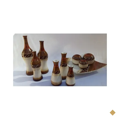 Cesta decorativa com trio bolas e vasos decoração e arranjo